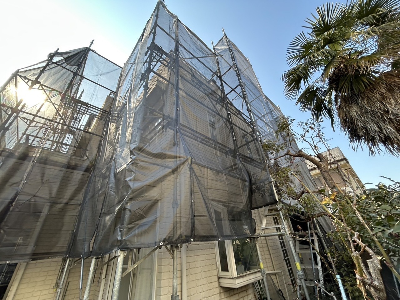 足場の設置作業中の住宅