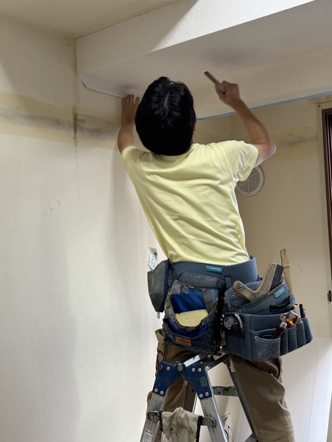 下地壁を造作する職人