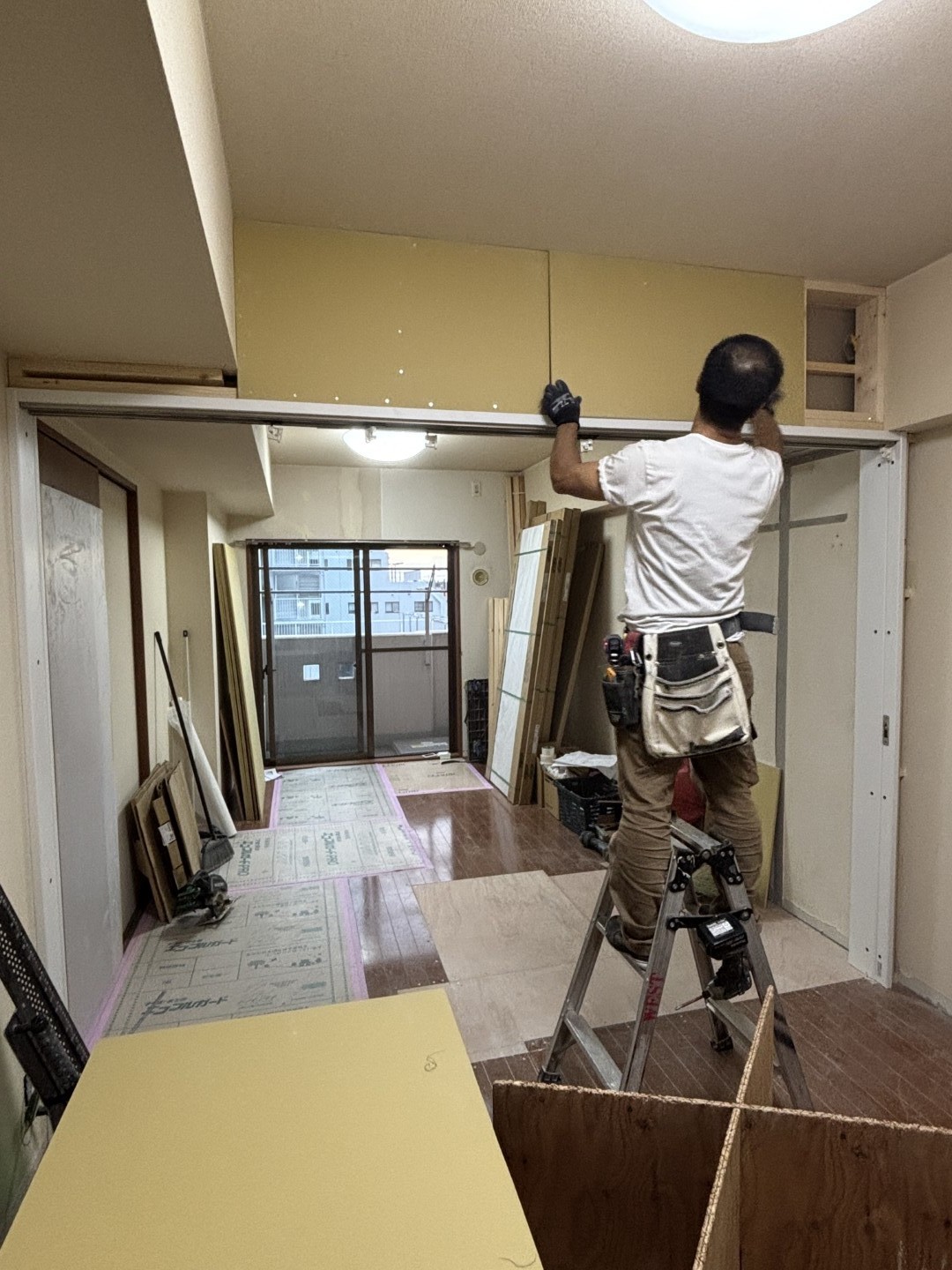 下地壁を造作する職人
