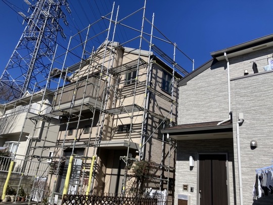 組立て中の足場