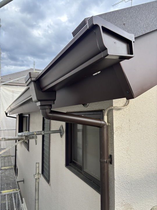 小平市リフォームワークスの施工事例：塗装中の屋根