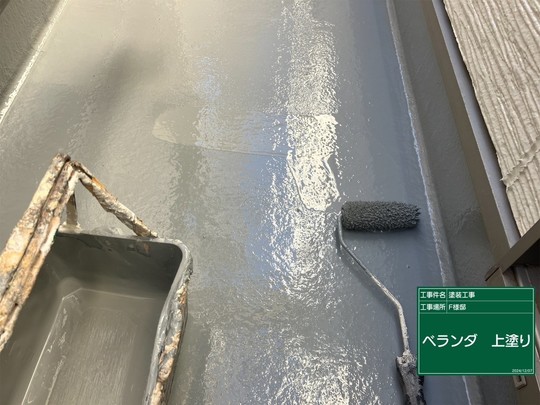 小平市リフォームワークスの施工事例：塗装中の外壁