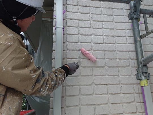 下塗りをしている職人
