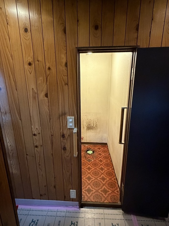 小平市リフォームワークスの西東京市施工事例：工事中のトイレ