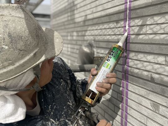 小平市リフォームワークスの施工事例：補修中の外壁