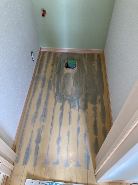 小平市リフォームワークスの西東京市施工事例：工事中のトイレ