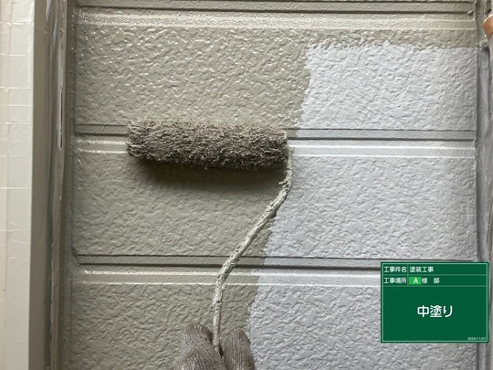 外壁塗装の中塗り