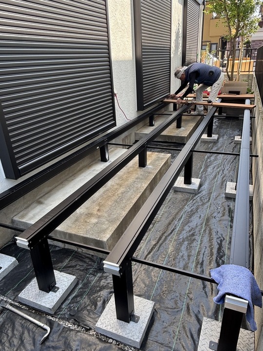 組立て中の門扉