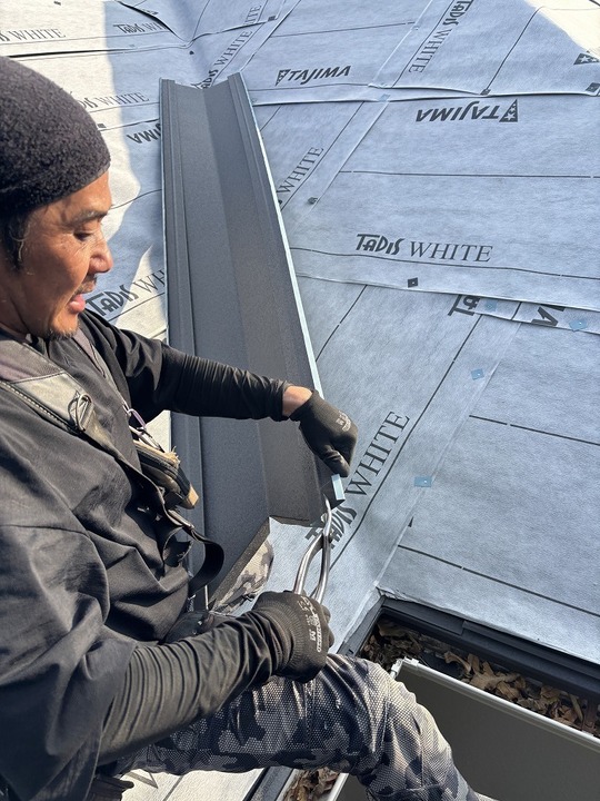 小平市リフォームワークスの施工事例：塗装中の屋根