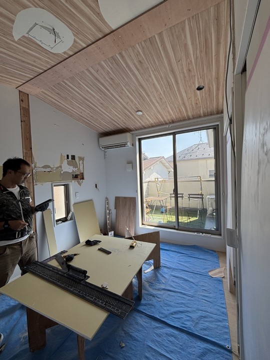 電気配線工事をする職人