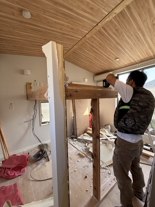既存の間仕切りを解体する職人