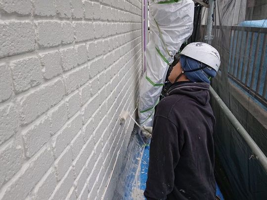 中塗り、上塗りをしている職人