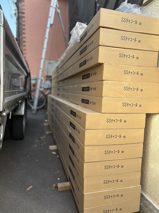 小平市リフォームワークスの施工事例：積まれた屋根材