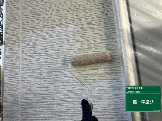 外壁塗装の中塗り