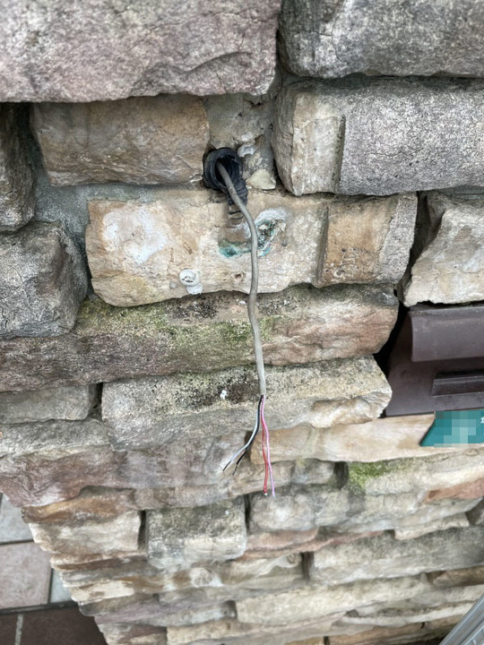 壊れたインターホンを取り外しました