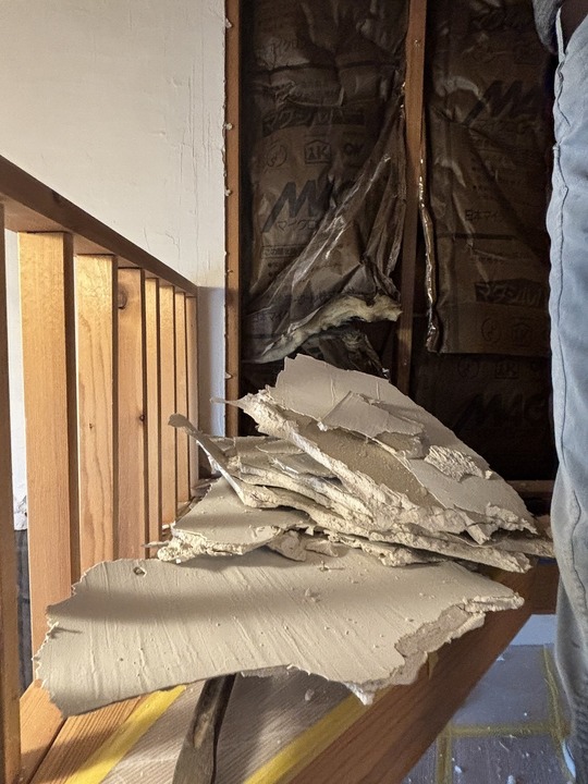 解体された室内壁