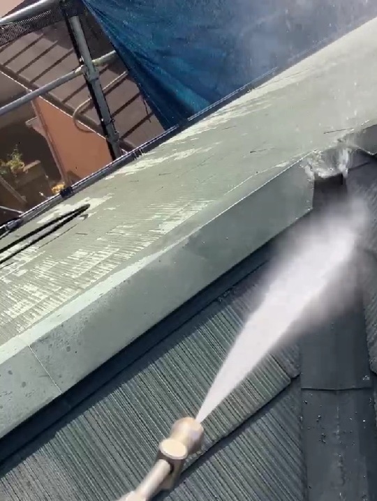 小平市リフォームワークスの施工事例：高圧洗浄中のベランダ