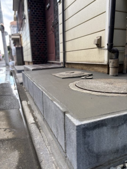 土間コンクリートを打設し、流し込みが完了した直後の様子