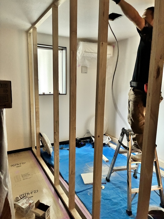 間仕切り工事中