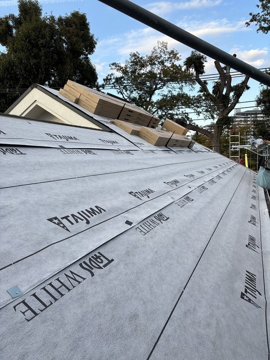 小平市リフォームワークスの施工事例：塗装中の屋根