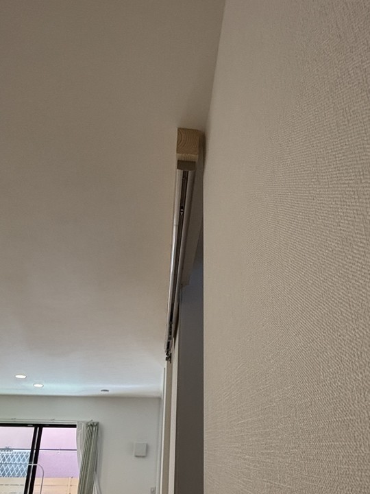 建具のレールを取り付けた天井