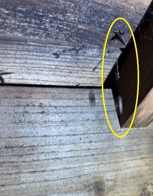 天井を解体する職人