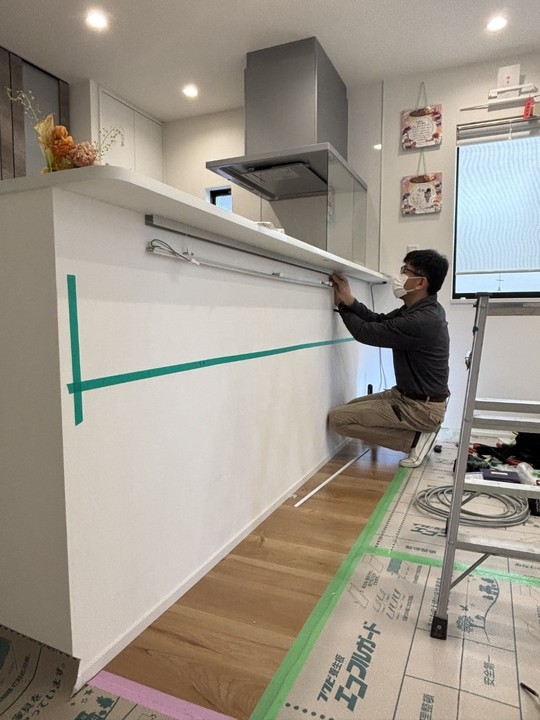 LED照明を取り付ける職人
