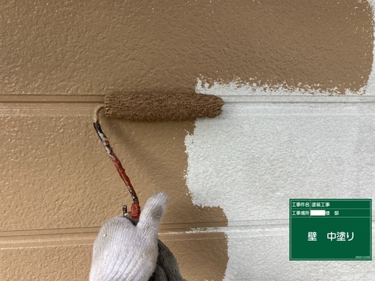 外壁塗装の中塗り