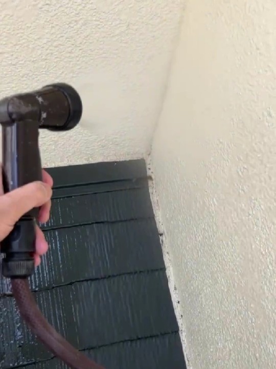 天井を解体する職人