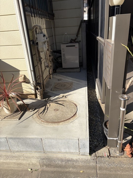 ブロック塀を撤去し、土間コンクリートで仕上げた玄関まわりの完成後の写真