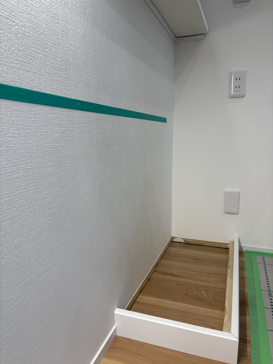 収納キャビネットの架台を造作
