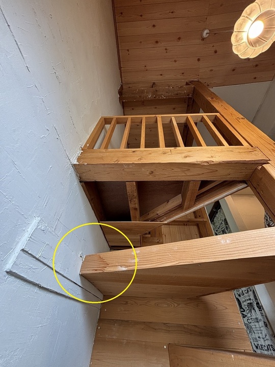 小平市リフォームワークスの施工事例：屋根塗装・外壁塗装　雨漏りのシミ