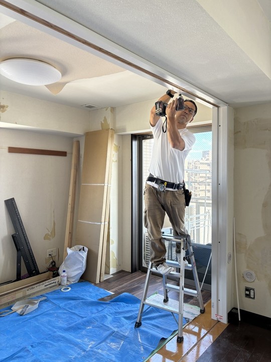 間仕切り工事中の部屋