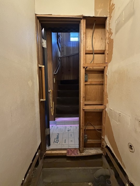 小平市リフォームワークスの西東京市施工事例：工事中のトイレ