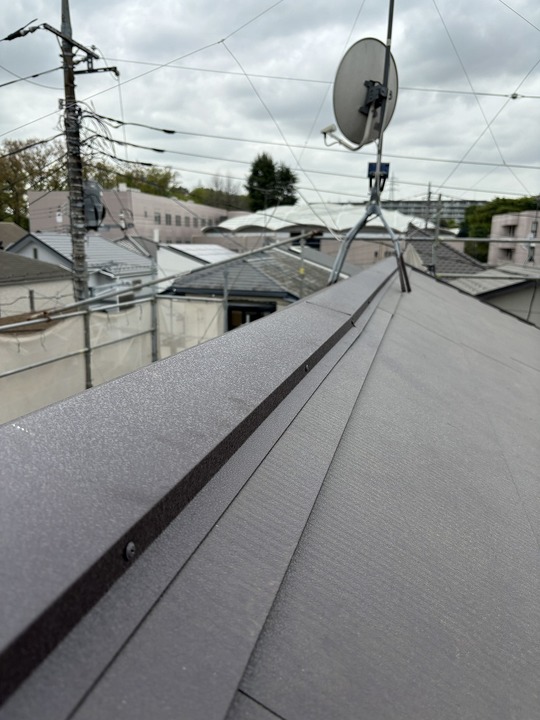 小平市リフォームワークスの施工事例：塗装中の屋根