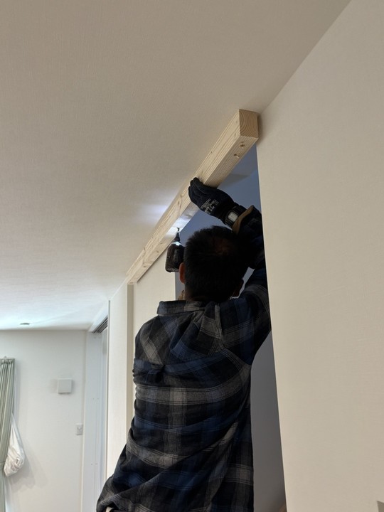 木下地を取り付ける職人