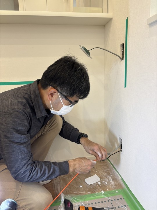 電気の配線作業をする職人
