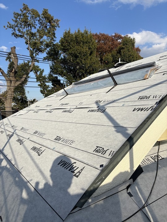 小平市リフォームワークスの施工事例：カバー工法：防水シートを敷設した屋根