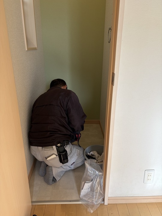 小平市リフォームワークスの西東京市施工事例：工事中のトイレ