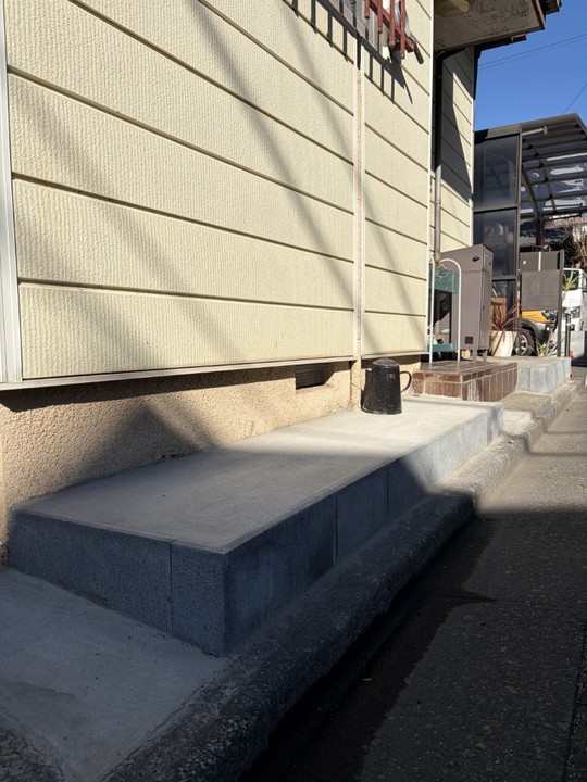 ブロック塀を撤去し、土間コンクリートで仕上げた玄関まわりの完成後の写真