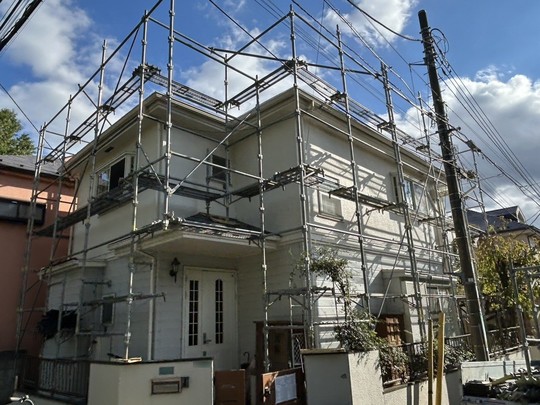小平市リフォームワークスの施工事例：屋根塗装・外壁塗装の足場