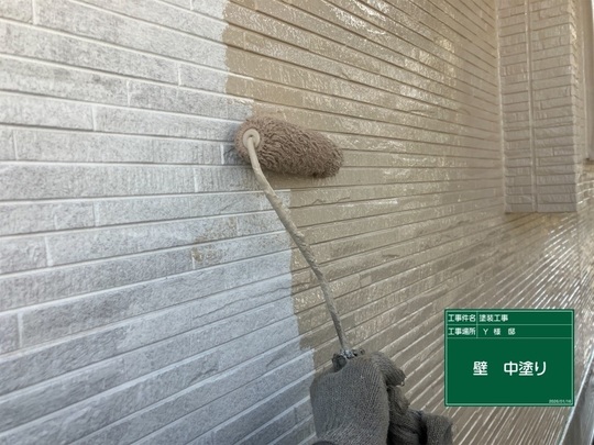 外壁塗装の中塗り