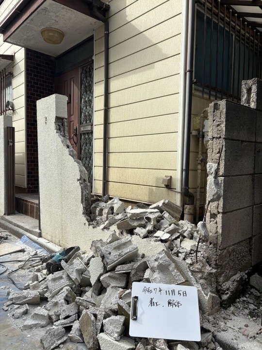既存ブロック塀を撤去している状況