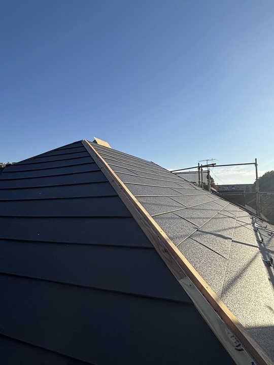 小平市リフォームワークスの施工事例：塗装中の屋根