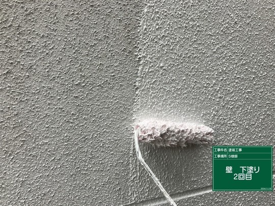 小平市リフォームワークスの施工事例：塗装中の外壁