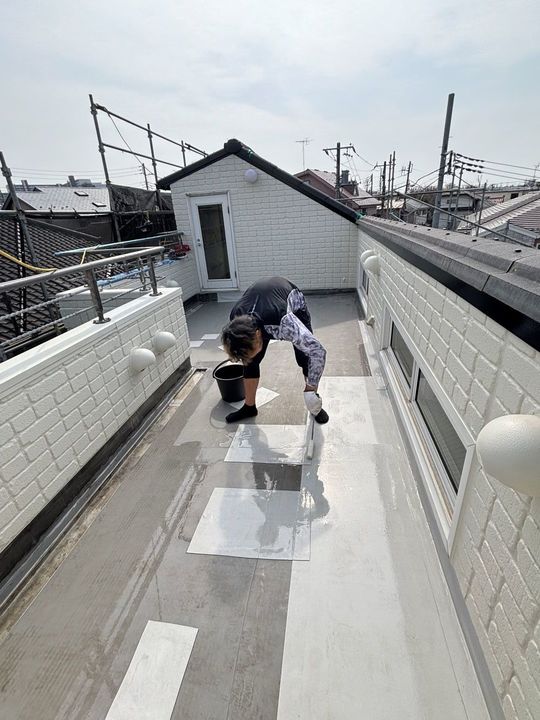 塩ビシートを貼っている職人