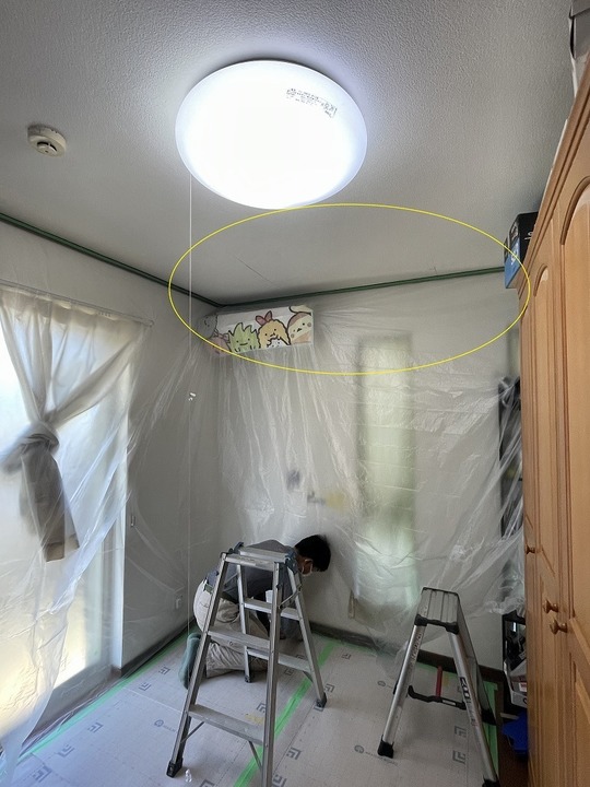 漏水してクロスが剥げた天井