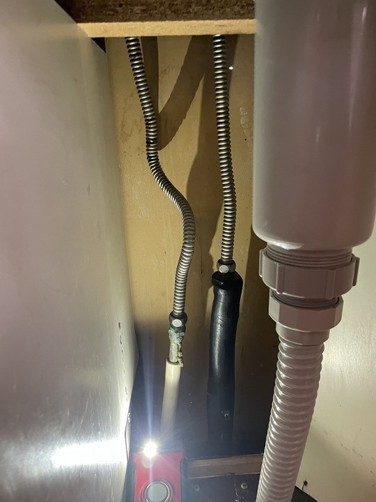 給水給湯フレキシブル管からの漏水