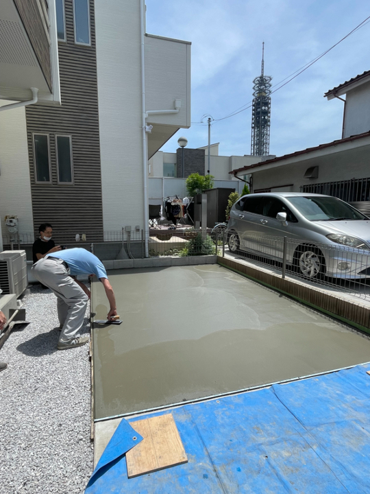 仕上げ中の土間コンクリート
