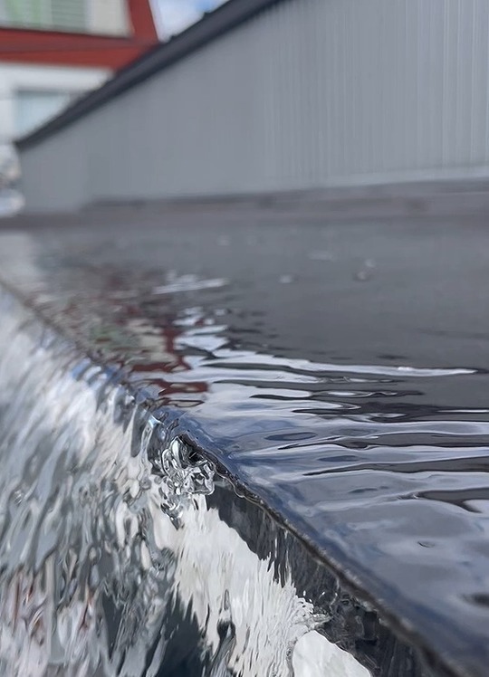 雨により破損した破風